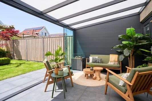 Grillo aluminium side wall panels fitted to a modern veranda